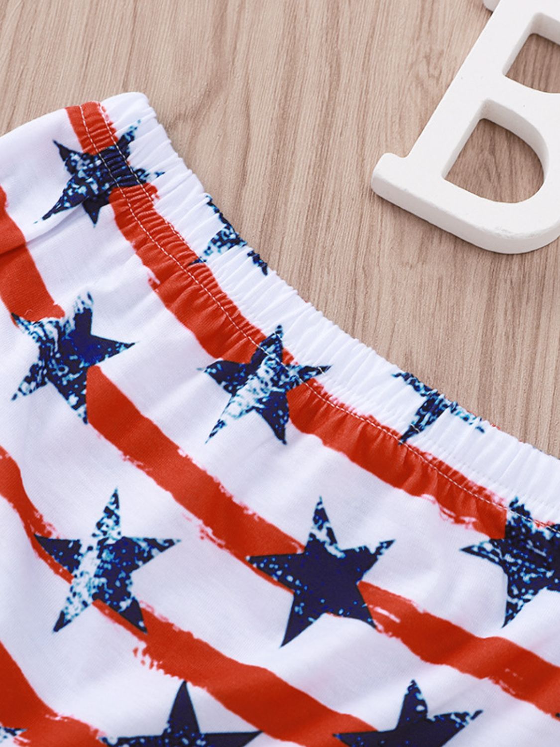 Conjunto de niños sin mangas con estampado gráfico y pantalones cortos con bandera de EE. UU.
