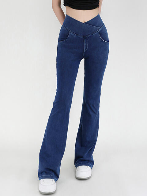 Jeans bootcut con cintura ancha y bolsillos