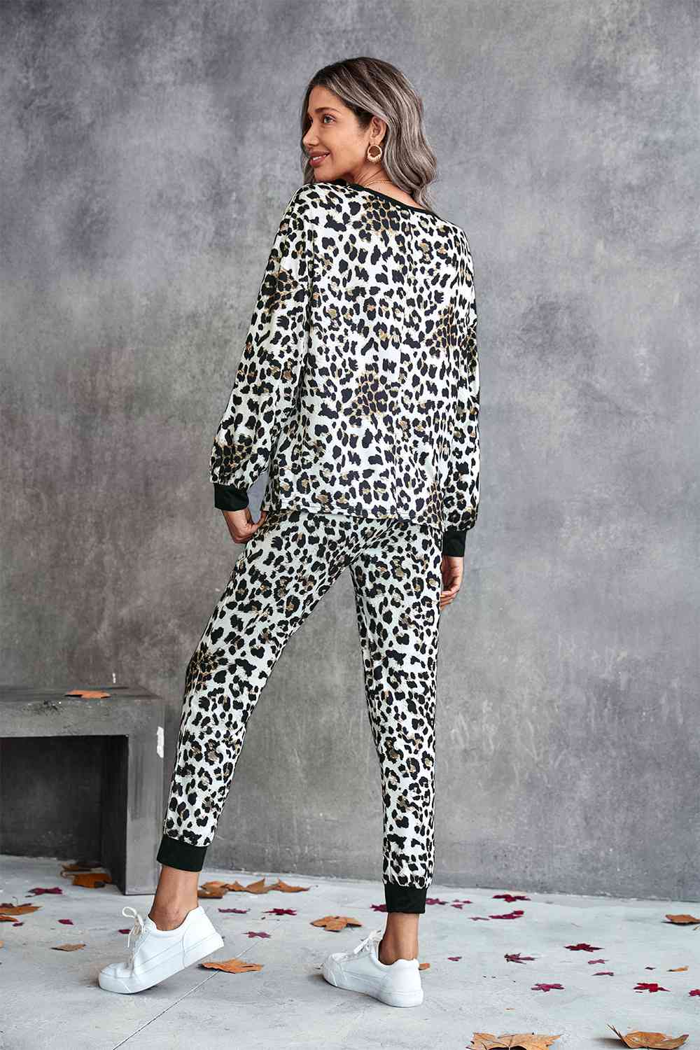 Conjunto de ropa de estar por casa con hombros caídos y cuello en V de leopardo