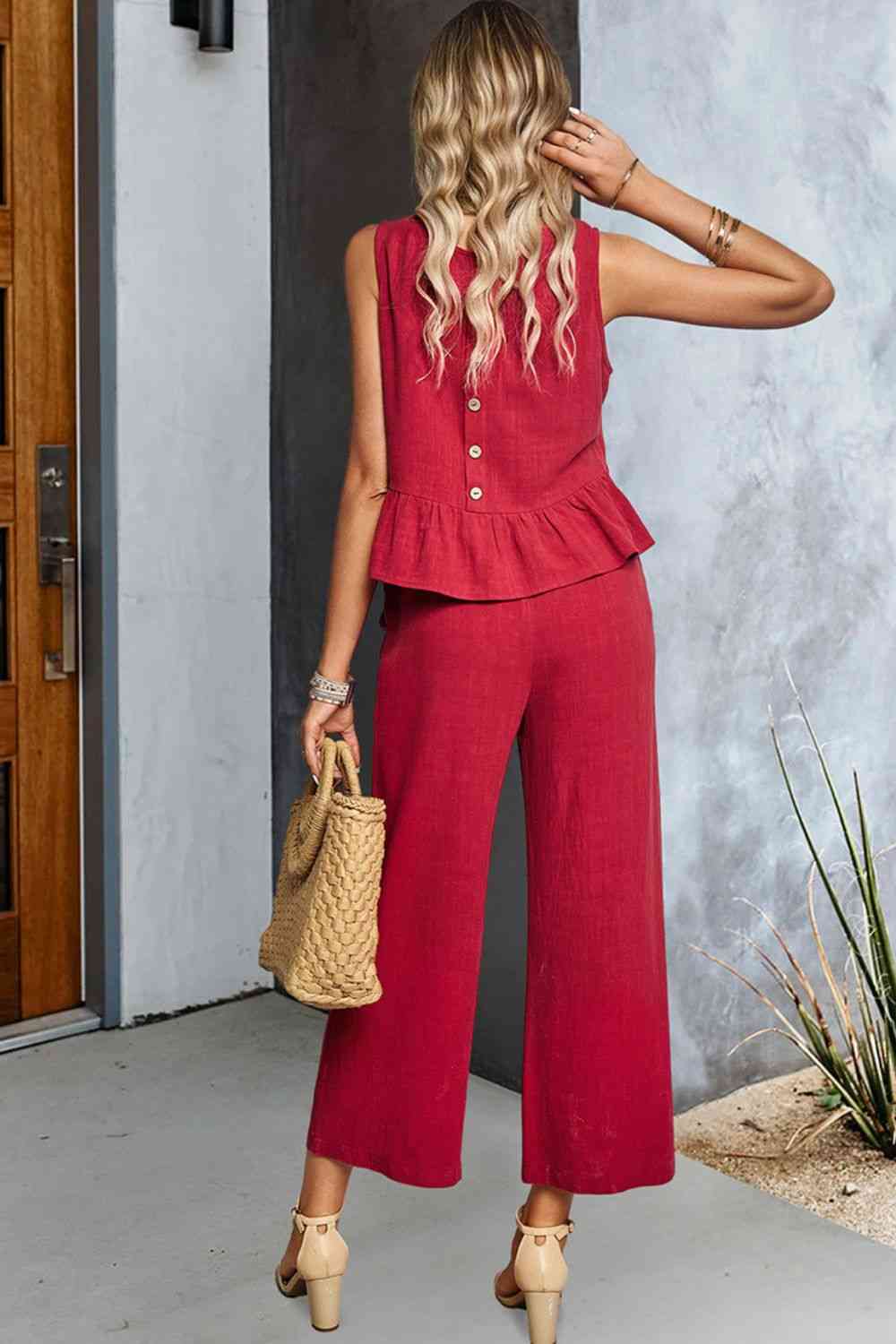 Conjunto de pantalones y camiseta sin mangas con dobladillo con volantes y botones decorativos