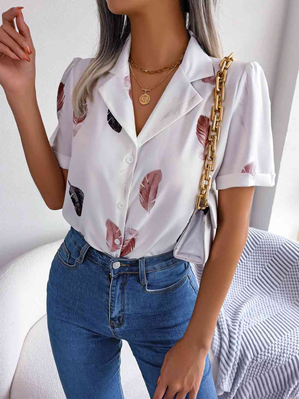 Camisa con mangas abullonadas y cuello de solapa con estampado de plumas