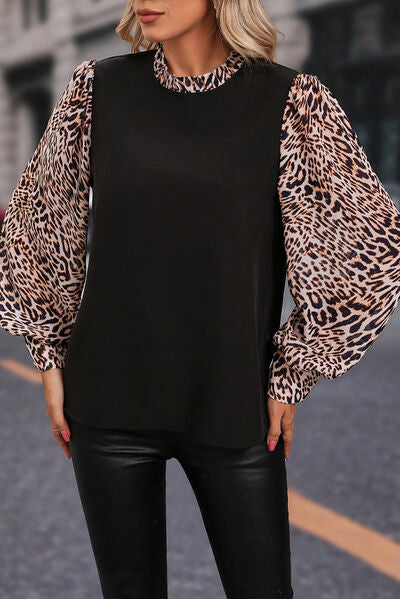 Blusa de manga farol con cuello simulado de leopardo