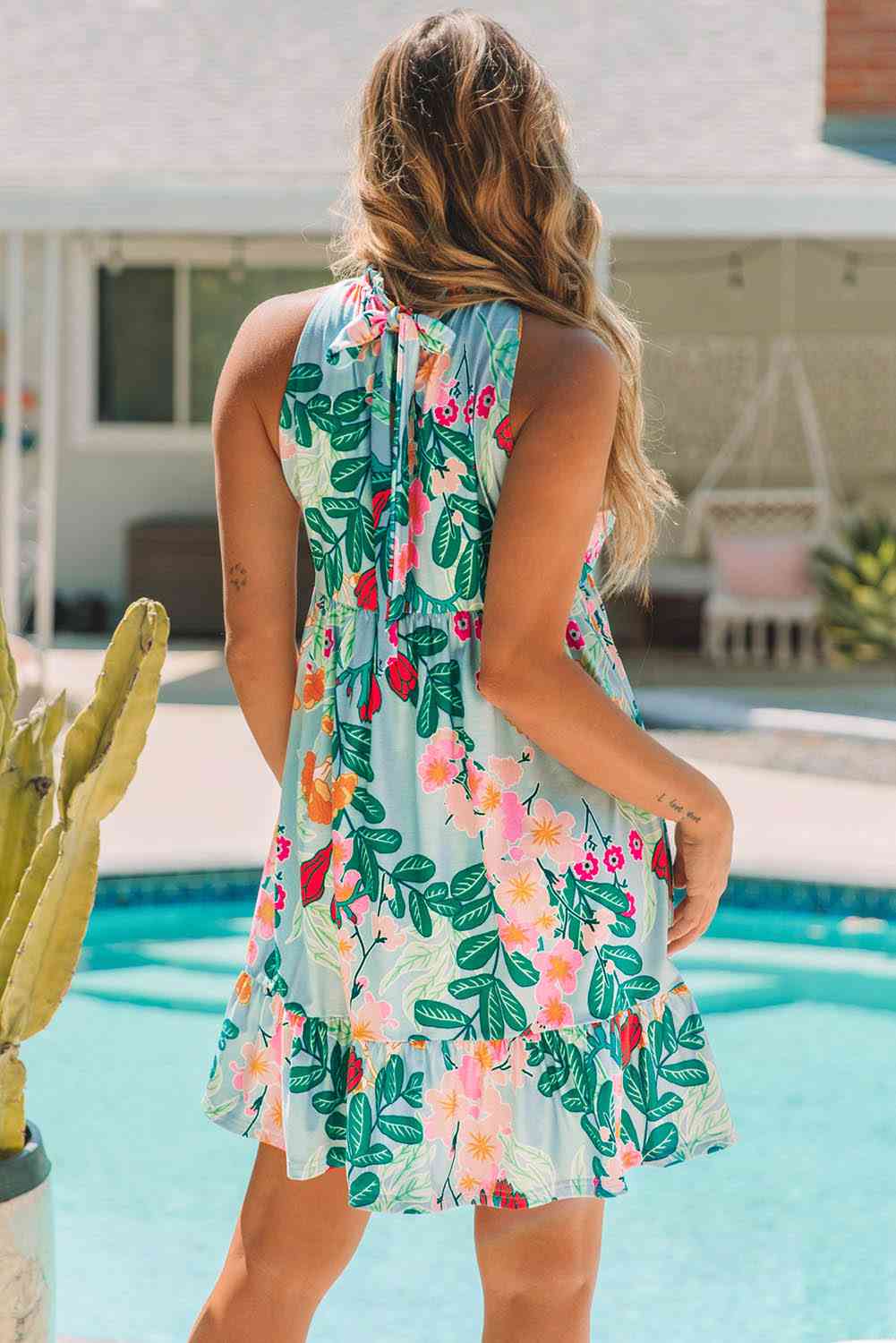 Vestido sin mangas con dobladillo con volantes florales