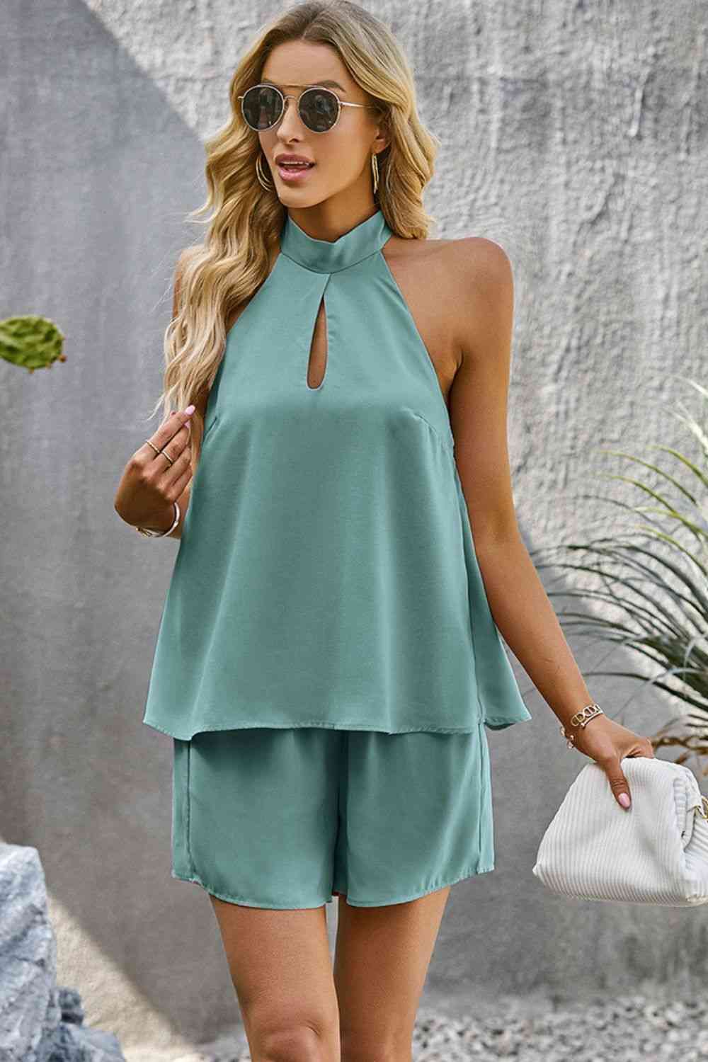 Conjunto de top con cuello halter y pantalón corto con bolsillos