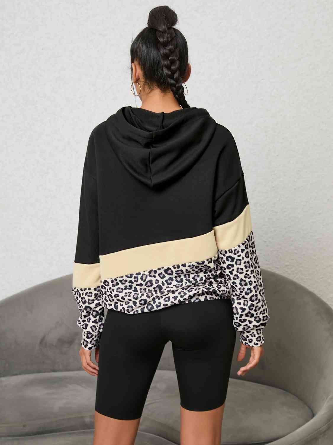 Sudadera con capucha y estampado de leopardo