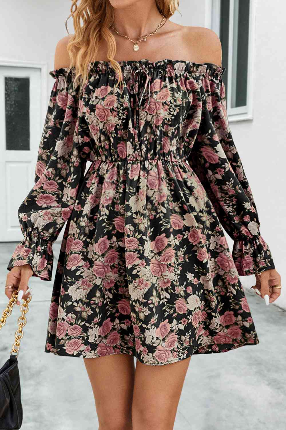 Vestido floral con hombros descubiertos y mangas con volantes