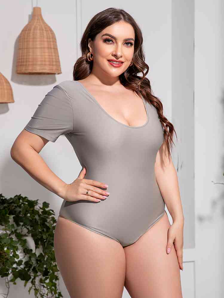 Traje de baño de una pieza de manga corta con cuello redondo de talla grande