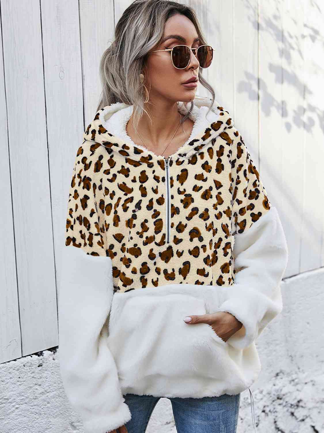 Sudadera con capucha y hombros caídos con media cremallera y leopardo