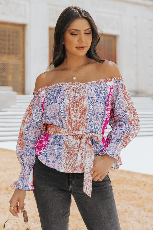 Blusa estampada con hombros descubiertos y mangas con volantes