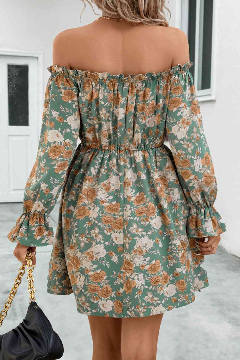 Vestido floral con hombros descubiertos y mangas con volantes