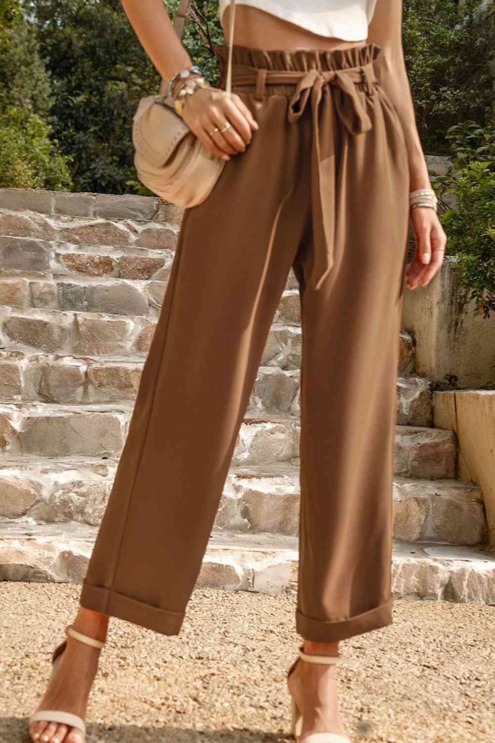 Pantalones rectos con cintura paperbag y cinturón con lazo