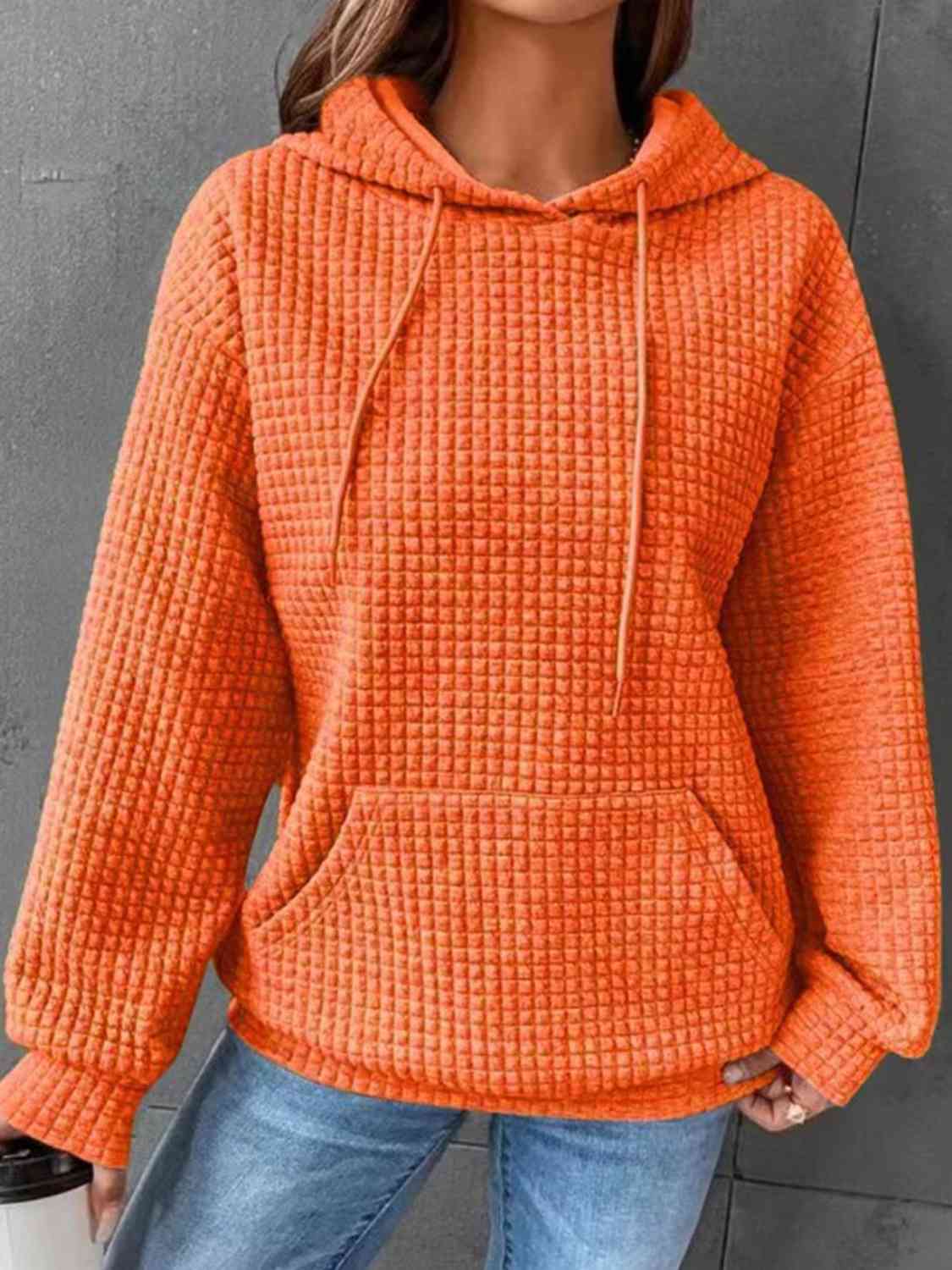 Sudadera con capucha texturizada con cordón y hombros caídos