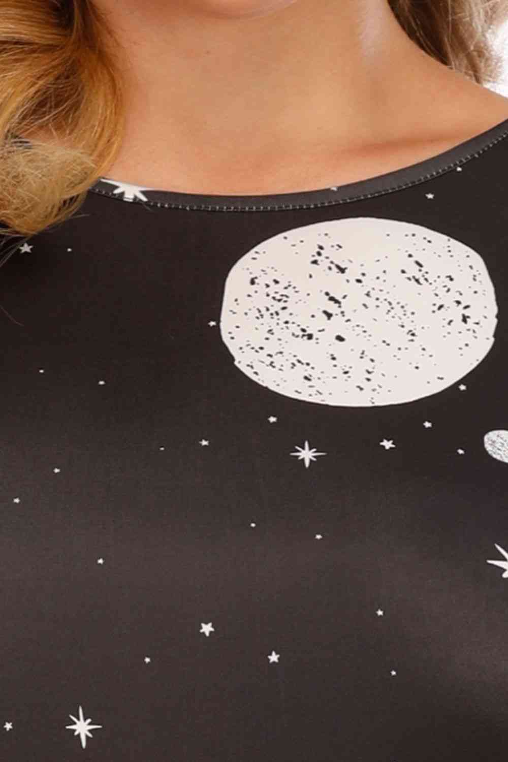 Vestido con cuello redondo y estampado de estrellas y lunas de talla grande