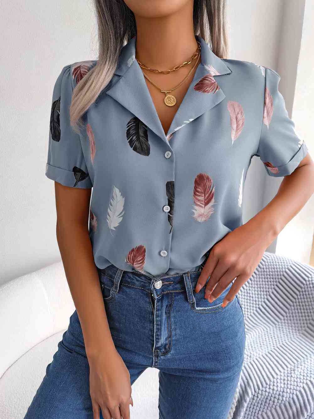 Camisa con mangas abullonadas y cuello de solapa con estampado de plumas