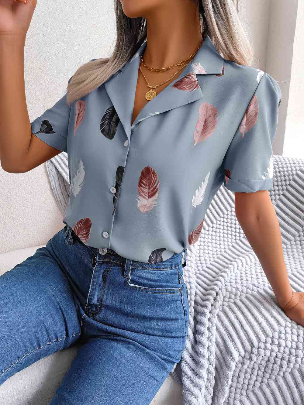 Camisa con mangas abullonadas y cuello de solapa con estampado de plumas