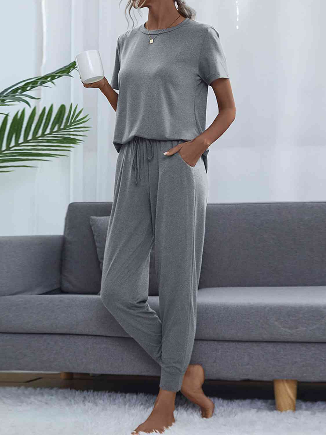 Conjunto de pantalón y top de manga corta con cuello redondo