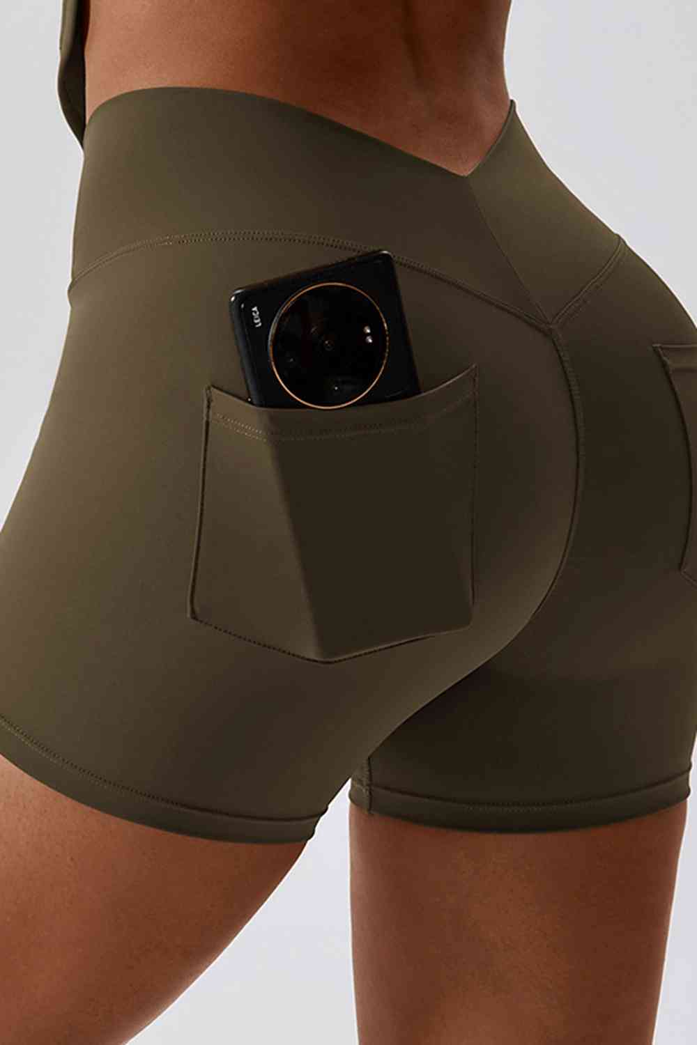 Shorts deportivos con bolsillo trasero y cintura ancha