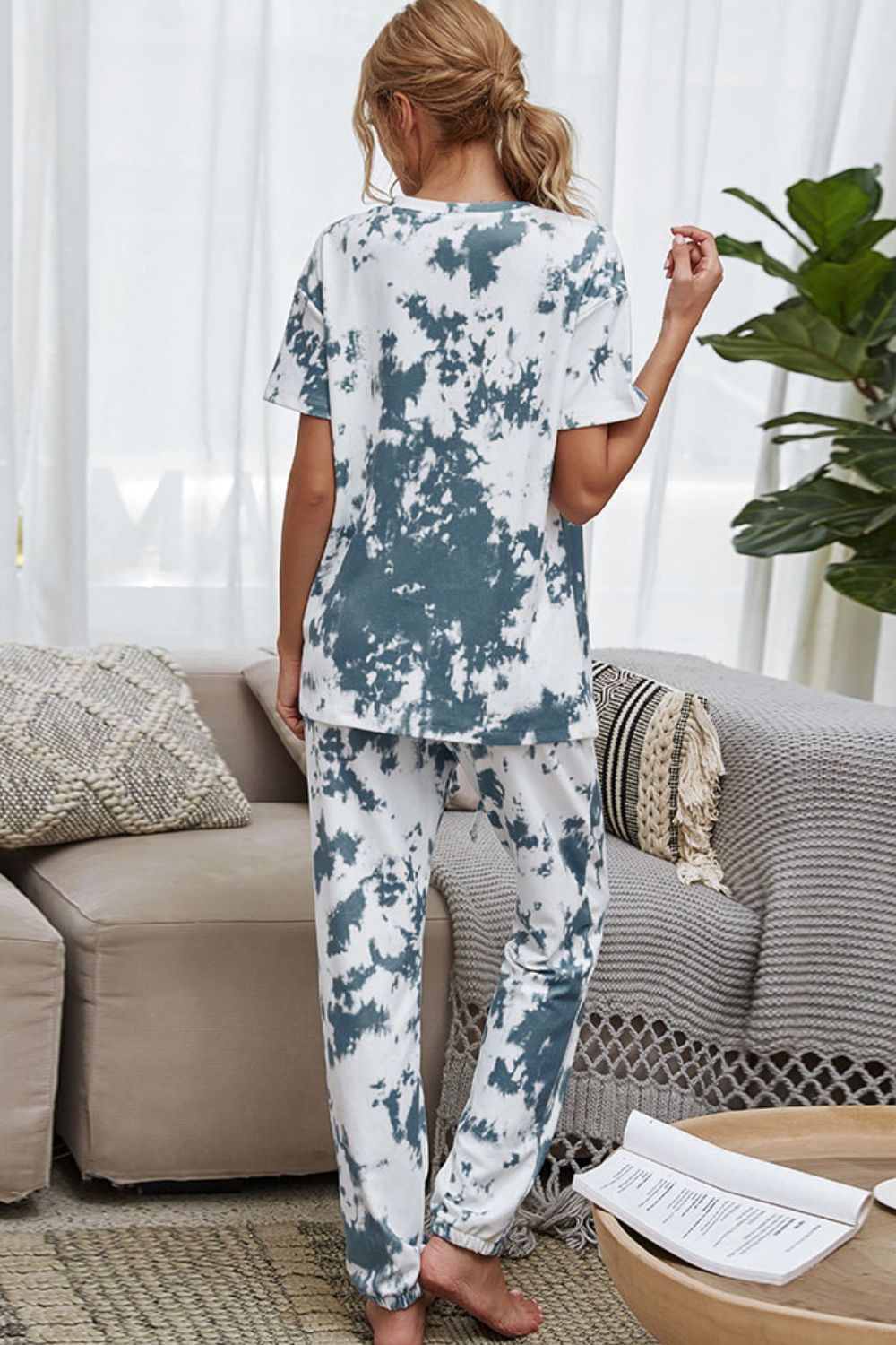 Conjunto lounge de camiseta con efecto tie-dye y joggers con cordón en la cintura