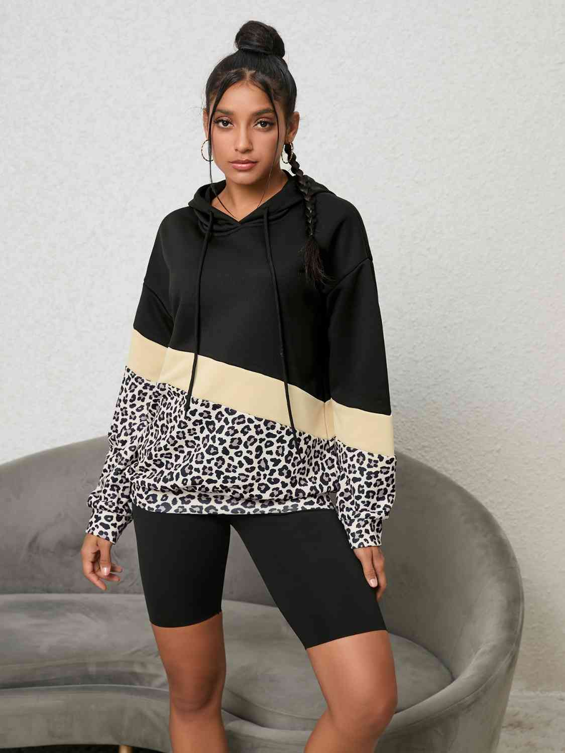 Sudadera con capucha y estampado de leopardo