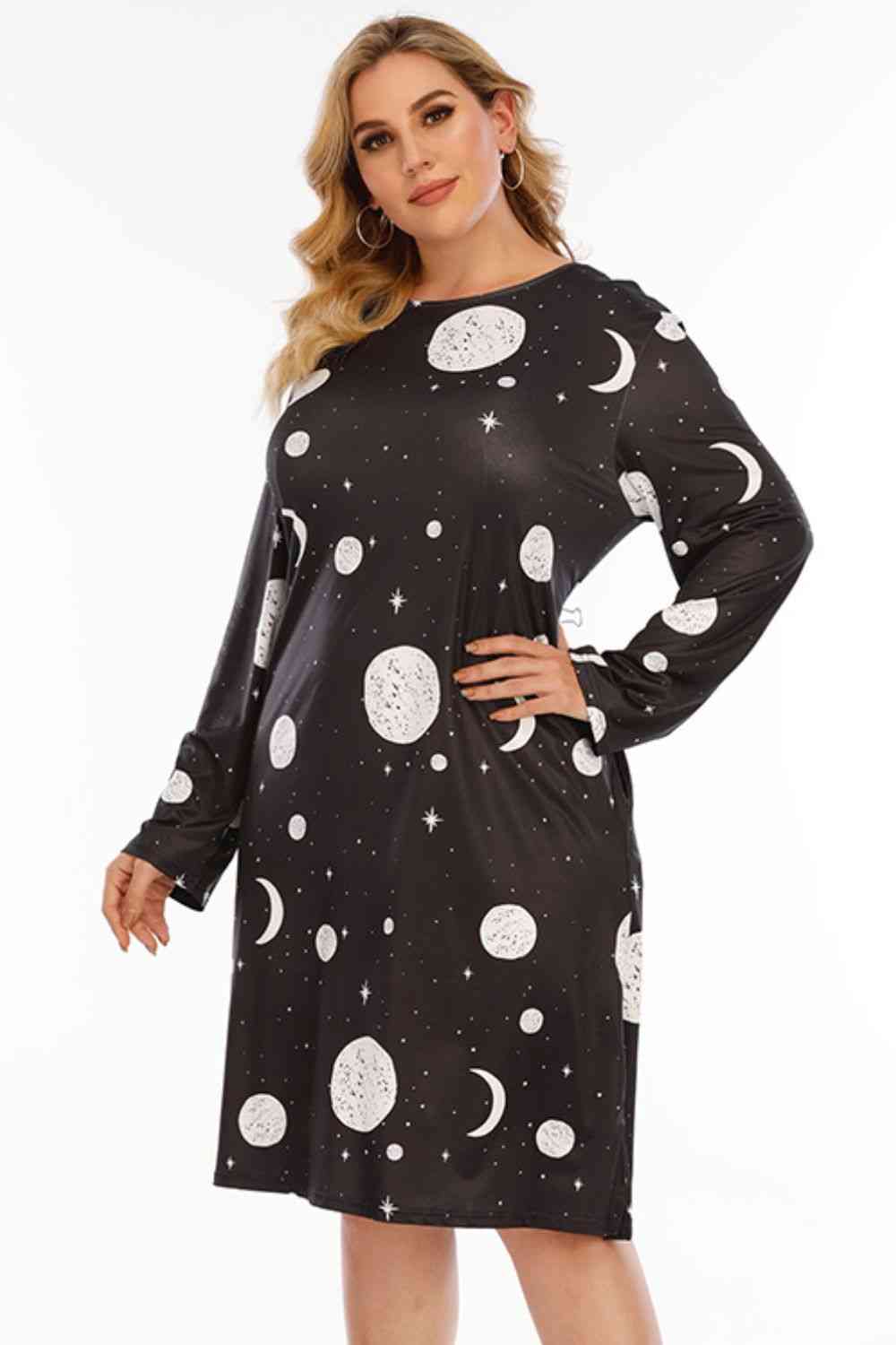 Vestido con cuello redondo y estampado de estrellas y lunas de talla grande