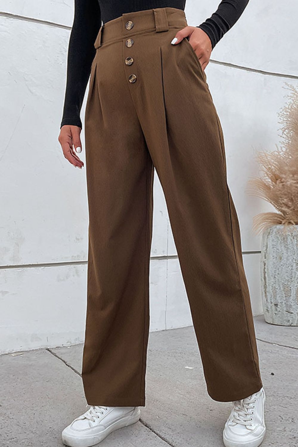 Pantalones anchos con cintura plisada y bolsillos con bragueta de botones