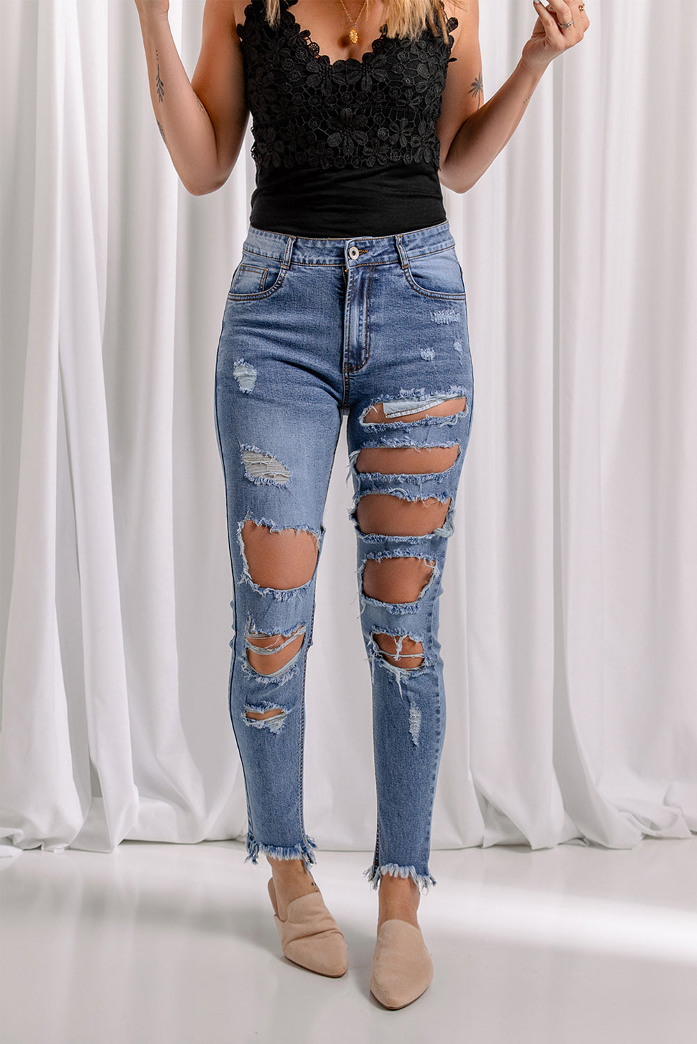 Jeans ajustados con dobladillo sin rematar desgastados