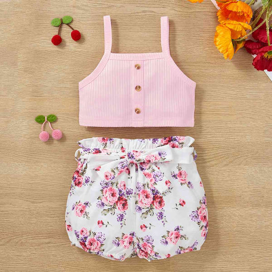 Conjunto de camiseta sin mangas con botones decorativos y pantalones cortos florales