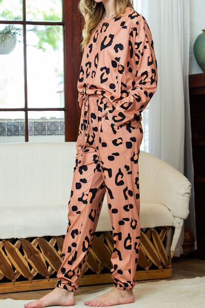 Conjunto de salón con top con cuello redondo de leopardo y pantalones con cordón