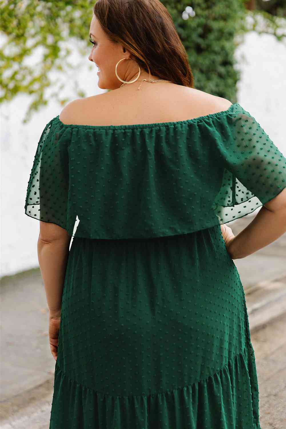 Vestido escalonado con hombros descubiertos y lunares suizos de talla grande