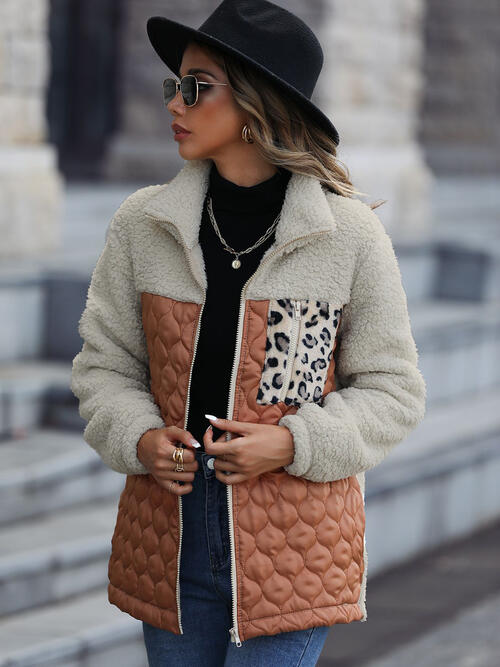 Chaqueta con cremallera y bloques de color de leopardo