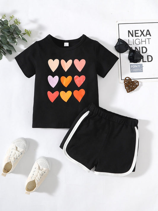 Conjunto de camiseta para niños con estampado de corazones y pantalones cortos con rayas laterales