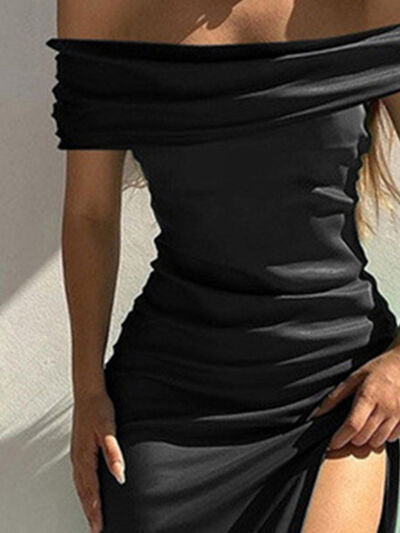 Vestido con hombros descubiertos y fruncido