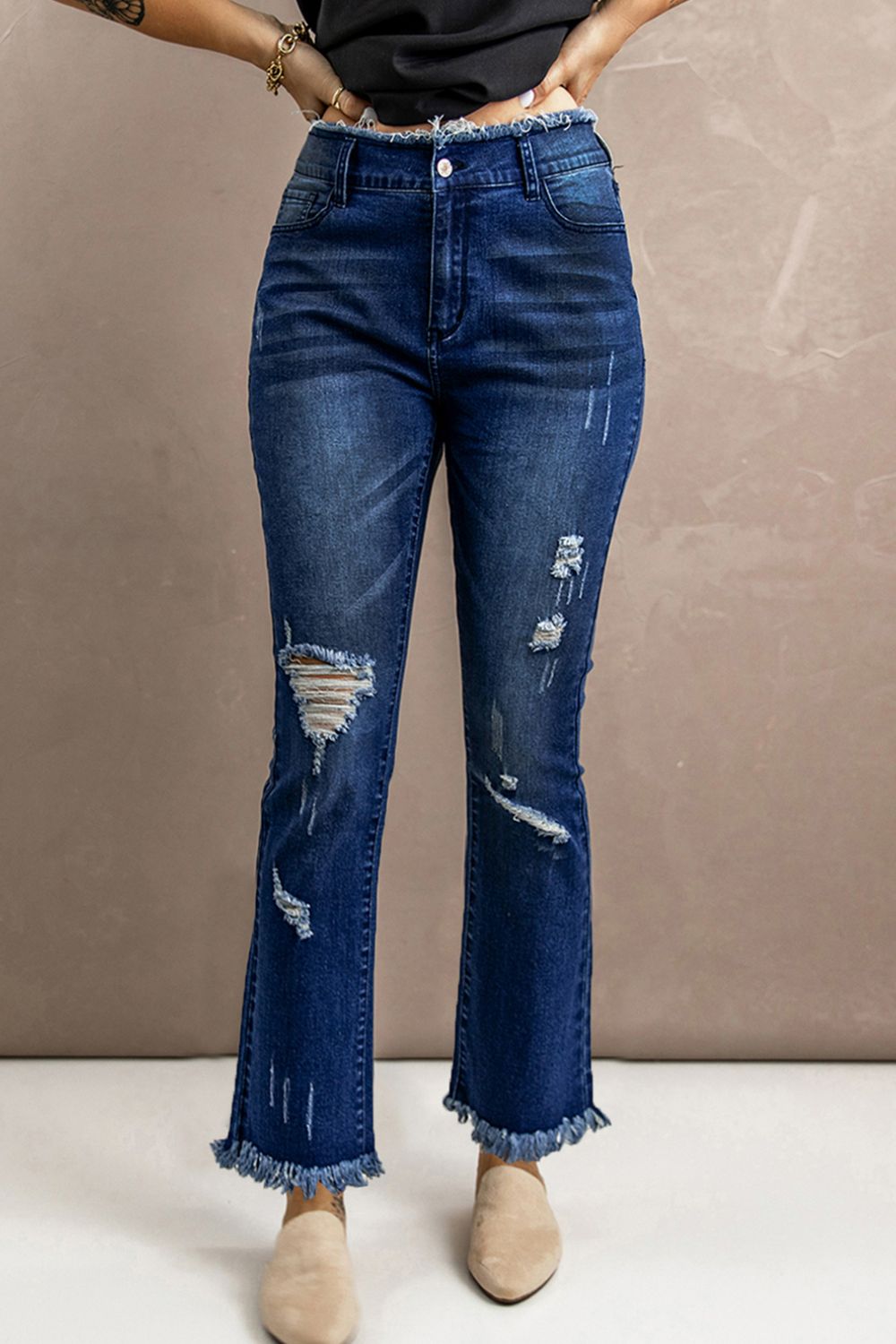 Jeans con dobladillo sin rematar y cintura alta