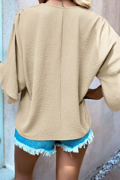 Blusa con mangas acampanadas y cuello en V