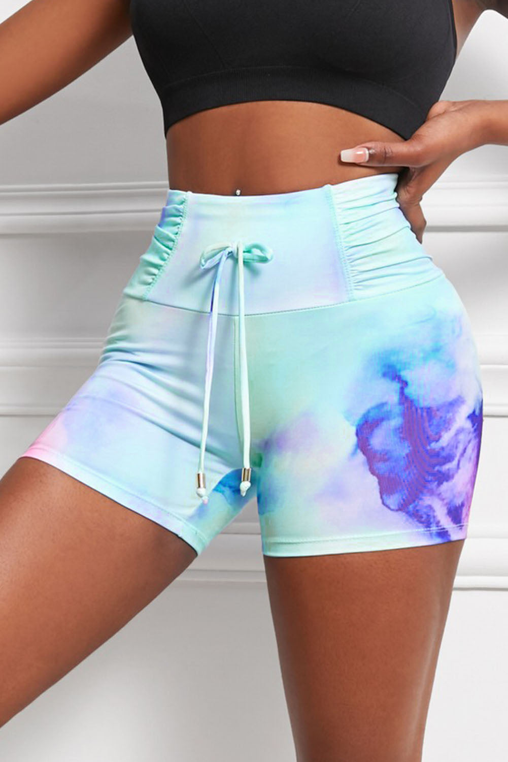 Shorts deportivos fruncidos con detalle anudado y efecto tie-dye